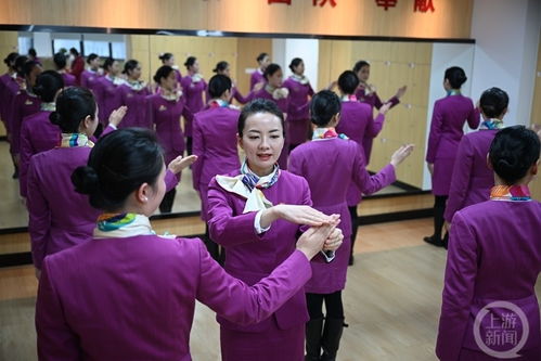 筷尖上的微笑 重慶動妹集中培訓備戰春運